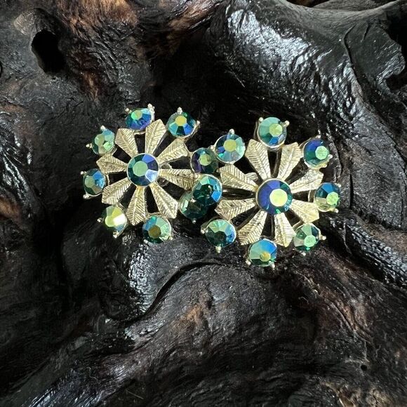 Vintage Coro Screw Back Earrings Peacock Feather Blue Green AB Aurora Borealis - Picture 1 of 11